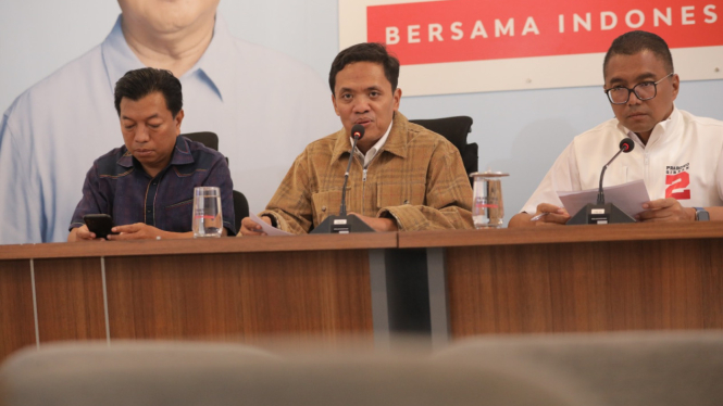 Wakil Ketua Tim Kampanye Nasional (TKN) Prabowo-Gibran, Habiburokhman (tengah) dalam konferensi pers di Media Center TKN, Jakarta Selatan