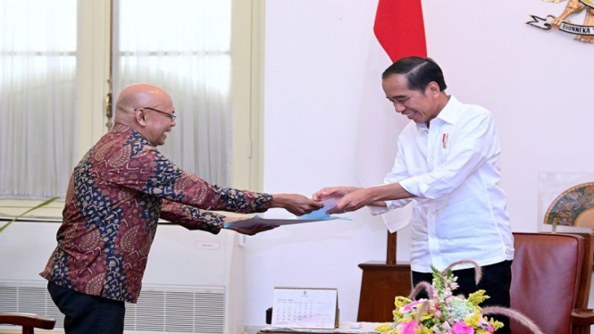 Presiden Jokowi menerima undangan pencoblosan di TPS 10 Gambir