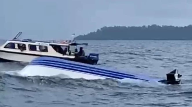     Sebuah speedboat terhempas ombak di Pulau Maratua, 2 wisatawan tewas