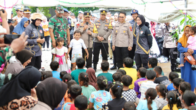 Kapolda Jateng dan Pangdam IV Diponegoro tinjau pengungsi korban banjir di Demak