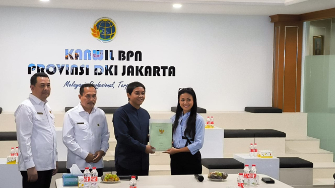 Wakil Menteri ATR/BPN, Raja Juli Kembalikan 4 Sertifikat Tanah ke Nirina Zubir