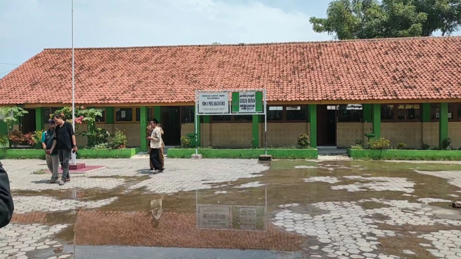 Petugas melakukan pengecekan lokasi pemindahan TPS ke Sekolah di wilayah Cirebon