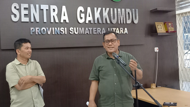 Koordinator Divisi Penanganan Pelanggaran Bawaslu Sumut, Johan Alamsyah saat memberikan keterangan pers di Kantor Bawaslu Sumut.(B.S.Putra/VIVA)