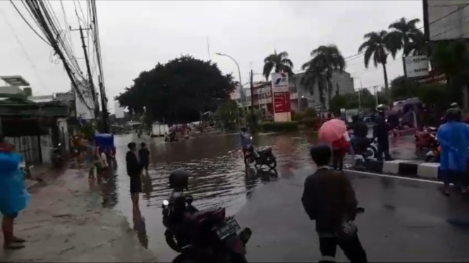 Banjir genangi akses jalan Ciledug-Jakarta