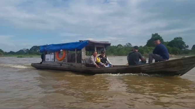 Distribusi logistik ke TPS yang terdampak banjir di Langgam Riau