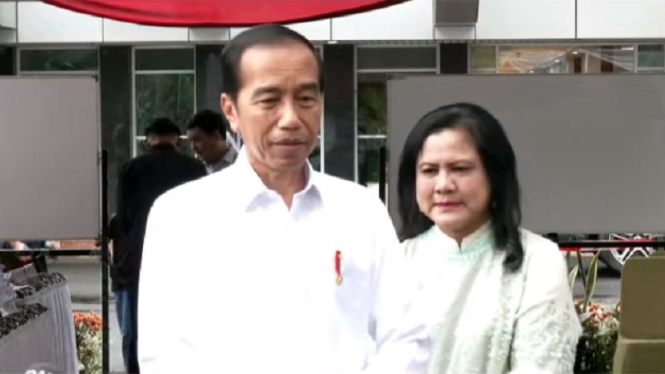 Presiden Jokowi beserta Ibu Iriana Jokowi mencoblos di TPS Gambir