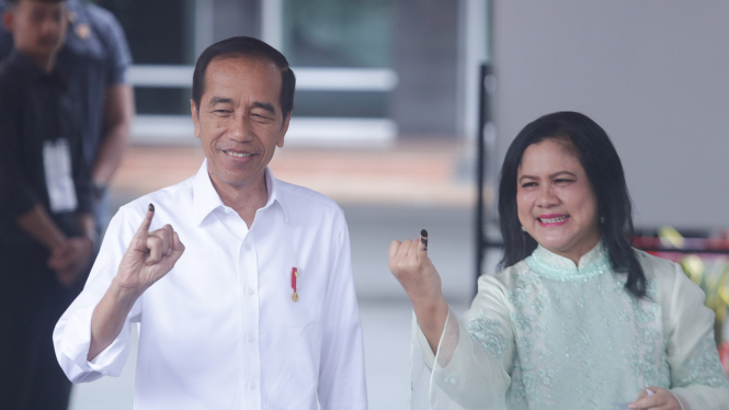 Presiden Jokowi dan Ibu Iriana Jokowi Nyoblos Pemilu 2024 di TPS 10