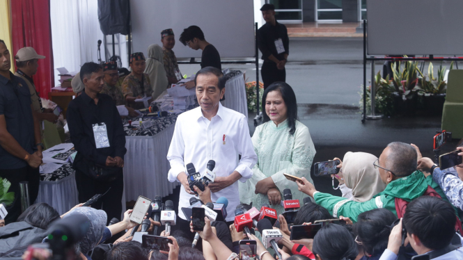 Presiden Jokowi dan Ibu Iriana Jokowi Nyoblos Pemilu 2024 di TPS 10