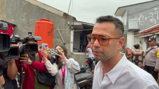 Raffi Ahmad Kena Tegur Petugas KPPS Saat Nyoblos: Dilarang Pakai Alat Komunikasi di TPS