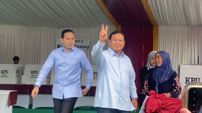 Capres nomor urut dua, Prabowo Subianto mengangkat dua jari usai mencoblos di TPS 033 Bojong Koneng