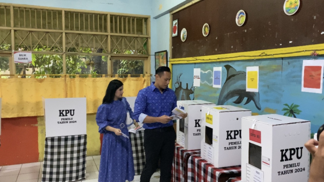 Ketua Umum Partai Demokrat, Agus Harimurti Yudhoyono (AHY) melakukan pencoblosan di tempat pemungutan suara (TPS) 101 Cipete Utara 09, Jakarta Selatan, Rabu 14 Februari 2024.