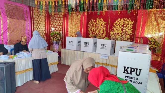 TPS Bernuansa Adat dan Petugas KPPS Berpakaian Adat Sambut Pemilih di Bengkulu