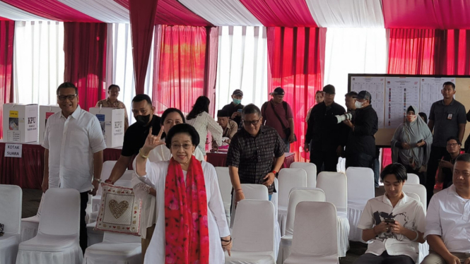 Ketua Umum PDIP Megawati Soekarnoputri nyoblos di TPS Kebagusan.