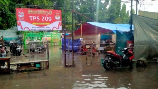 TPS kebanjiran saat pemunguran suara Pemilu 2024.