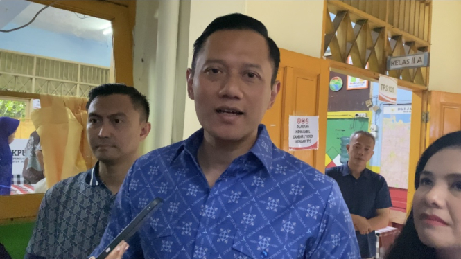 Ketua Umum Partai Demokrat Agus Harimurti Yudhoyono (AHY) melakukan pencoblosan di TPS 101 Cipete Utara, Kebayoran Baru, Jakarta Selatan, Rabu 14 Februari 2024. 