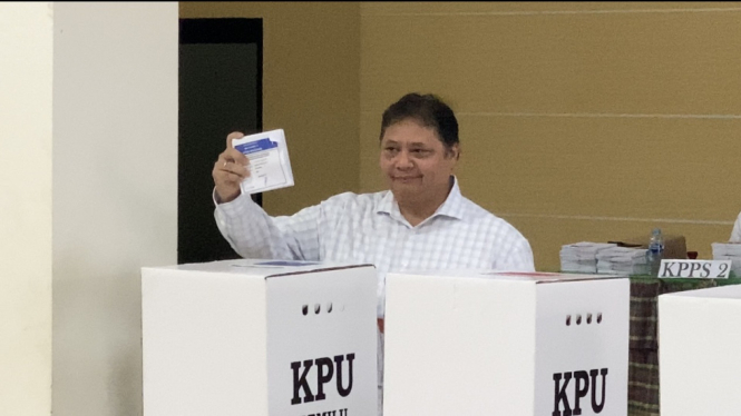 Menteri Koordinator Bidang Perekonomian, yang juga menjabat sebagai Ketua Umum Partai Golkar, Airlangga Hartarto menyalurkan hak suaranya dalam Pemilihan Umum (Pemilu) 2024 di TPS 05, Melawai Jakarta Selatan, Rabu 14 Februari 2024. 