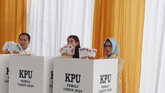 Ketua TKD Prabowo-Gibran, Airin Rachmi Diany beserta suaminya Wawan dan sang putri menunjukkan surat suara