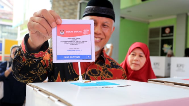 Gubernur Sumatera Barat dan istri saat mencoblos Pemilu 2024.