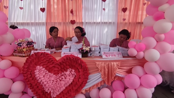 Petugas perempuan di TPS Valentine (TPS 026) Denpasar 