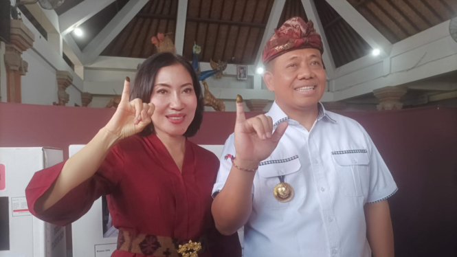 Pj.Gubernur Bali dan Istrinya usai menggunakan hak pilihnya di TPS 009 Denpasar