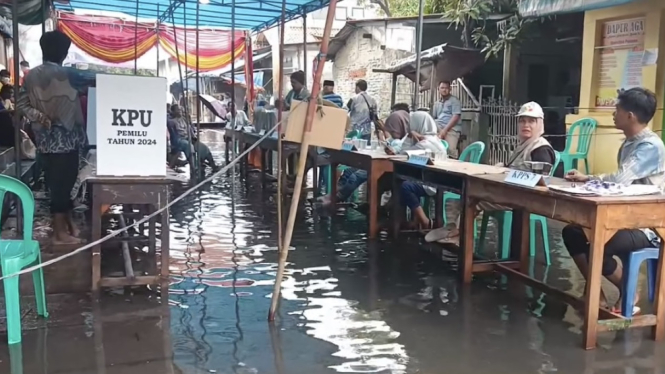 Warga Duri Kepa, Kebon Jeruk, Jakarta Barat (Jakbar), terpaksa harus melakukan pencoblosan ditengah genangan air akibat banjir saat Pemilu 2024 di tempat pemungutan suara (TPS) 039. 