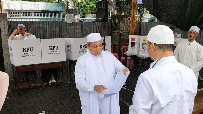 Imam Besar Habib Rizieq Shihab atau HRS menggunakan hak pilihnya di TPS 47 Kelurahan Petamburan, Tanah Abang, Jakarta Pusat, Rabu 14 Februari 2024 dengan mendatangi TPS bersama keluarga.