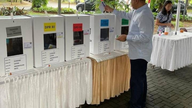 Ketua TKD DKI Jakarta Prabowo-Gibran, Ahmed Zaki Iskandar saat memasukkan kertas suara