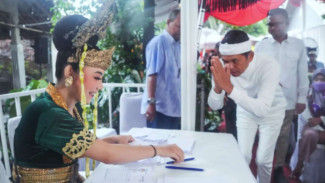 'Nyi Roro Kidul' Hadir di TPS Purwakarta, Langsung Diwarnai Hujan Lebat dan Petir