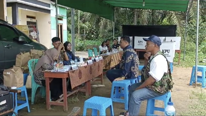 Aktivitas pemilihan di TPS 018 Kelurahan Ambawang, Kabupaten Kubu Raya, Rabu 14 Februari 2024. 