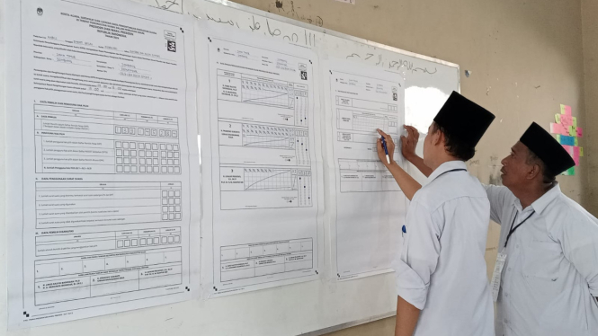 Suasana perhitungan suara Pilpres di TPS 26 Denanyar Jombang