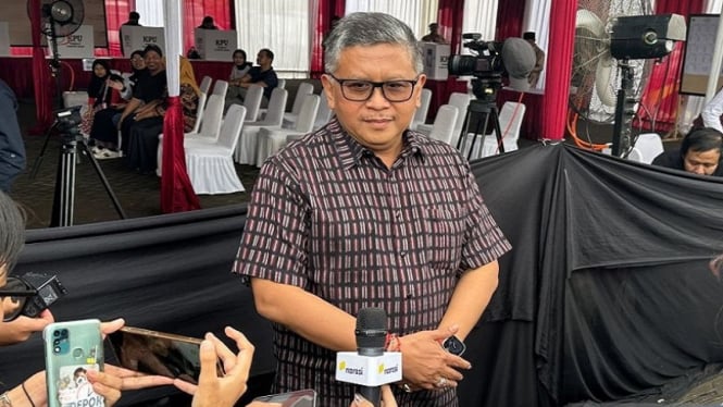 Sekjen PDIP Hasto Kristiyanto usai mencoblos di TPS Kebagusan