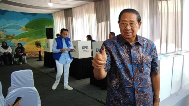Susilo Bambang Yudhoyono (SBY) mencoblos di TPS 16 Ploso Pacitan