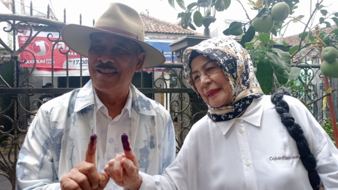 Komisaris PT Persib Bandung Bermartabat, Umuh Muchtar dan istri