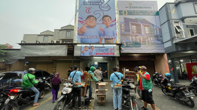 Relawan Genyz Sinar Pagi Prabowo-Gibran traktir bakso gratis 