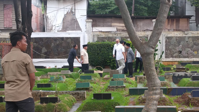 Capres nomor urut dua, Prabowo Subianto berziarah ke makam ayahnya, Soemitro Djojohadikusumo di TPU Karet Bivak, Kamis, 15 Februari 2024