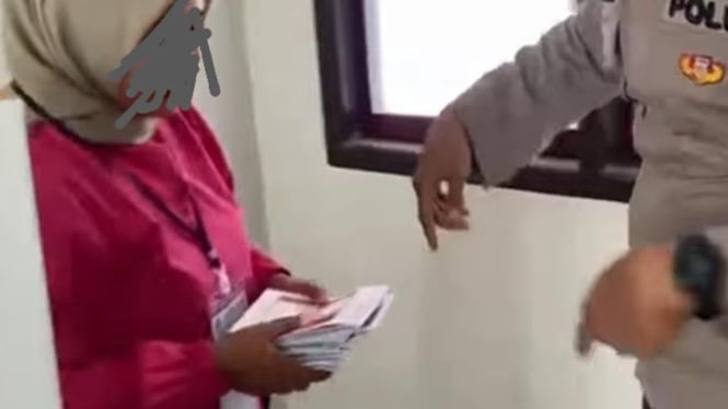 Tangkapan layar video viral wanita coblos puluhan surat suara di dua TPS di Halmahera Barat.