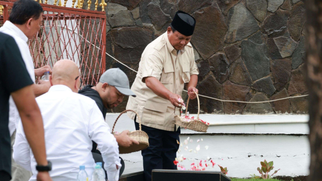 Prabowo Ziarah ke Makam Sang Ayah Usai Pemilu