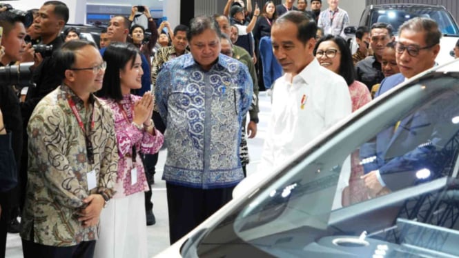 Presiden Joko Widodo mengunjungi booth Wuling di IIMS 2024