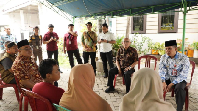 Pj Bupati Tangerang Andi Ony saat menyambangi kediaman anggota KPPS yang meninggal dunia di Pasar Kemis, Kabupaten Tangerang