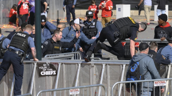 Momen Setelah Penembakan di Super Bowl (Doc: AP Photo)