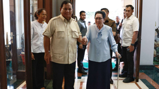 Prabowo Subianto mengunjungi Siti Hardjanti