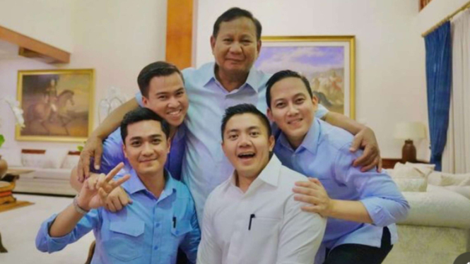 Prabowo bersama sekretaris pribadinya dan Mayor Teddy