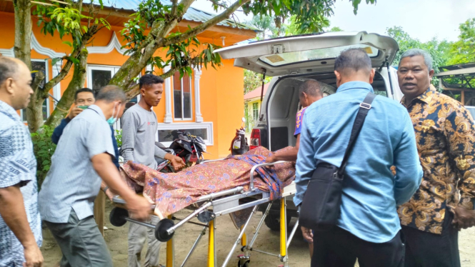 Jasad Larto saat dimasukkan ke ambulans untuk dibawa ke rumah duka dari klinik. (Istimewa/VIVA)