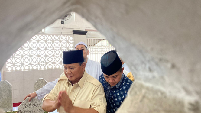 Capres nomor urut dua, Prabowo Subianto berziarah ke makam Habib Ali bin Abdurrahman Al-Habsy di area Masjid Riyadh, Kwitang, Jakarta Pusat, Jumat, 16 Februari 2024