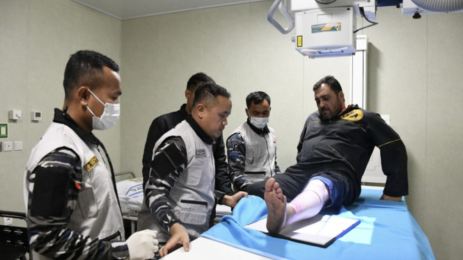 VIVA Militer: KRI RJW-992 beri pertolongan medis ke korban Laka Laut di Mesir 