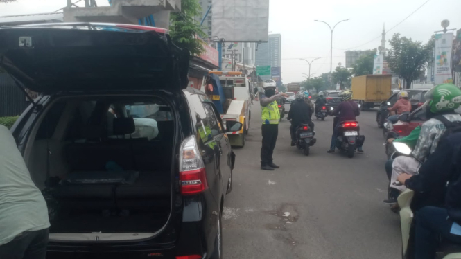 Polisi saat melakukan pengaturan lalu lintas dalam kecelakaan di Tangerang