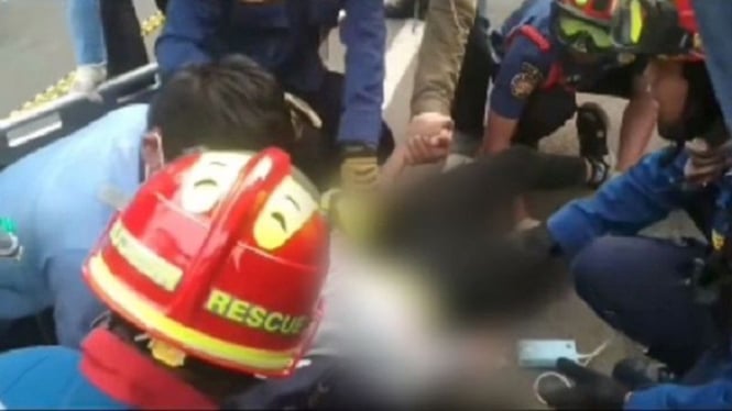 Petugas Damkar mengevakuasi wanita korban kecelakaan motor di Matraman, Jaktim