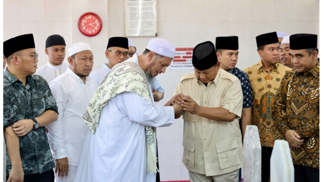 Prabowo Ziarah ke Makam Habib Ali Kwitang, Disambut Ratusan Warga