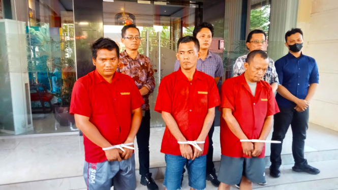 Tiga tersangka penganiaya dan pembakar mobil wartawan diamankan di Polda Sumut.(B.S.Putra/VIVA)