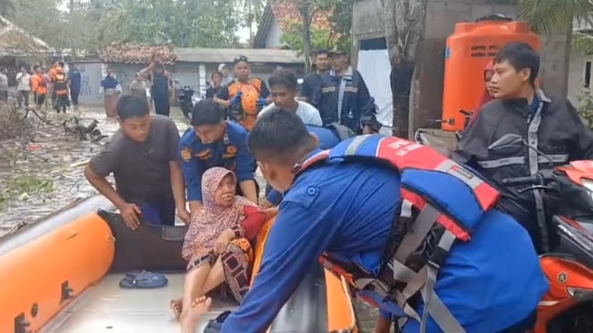 Petugas BPBD melakukan evakuasi lansia di Desa Tanjung Burung, Tangerang, Banten.